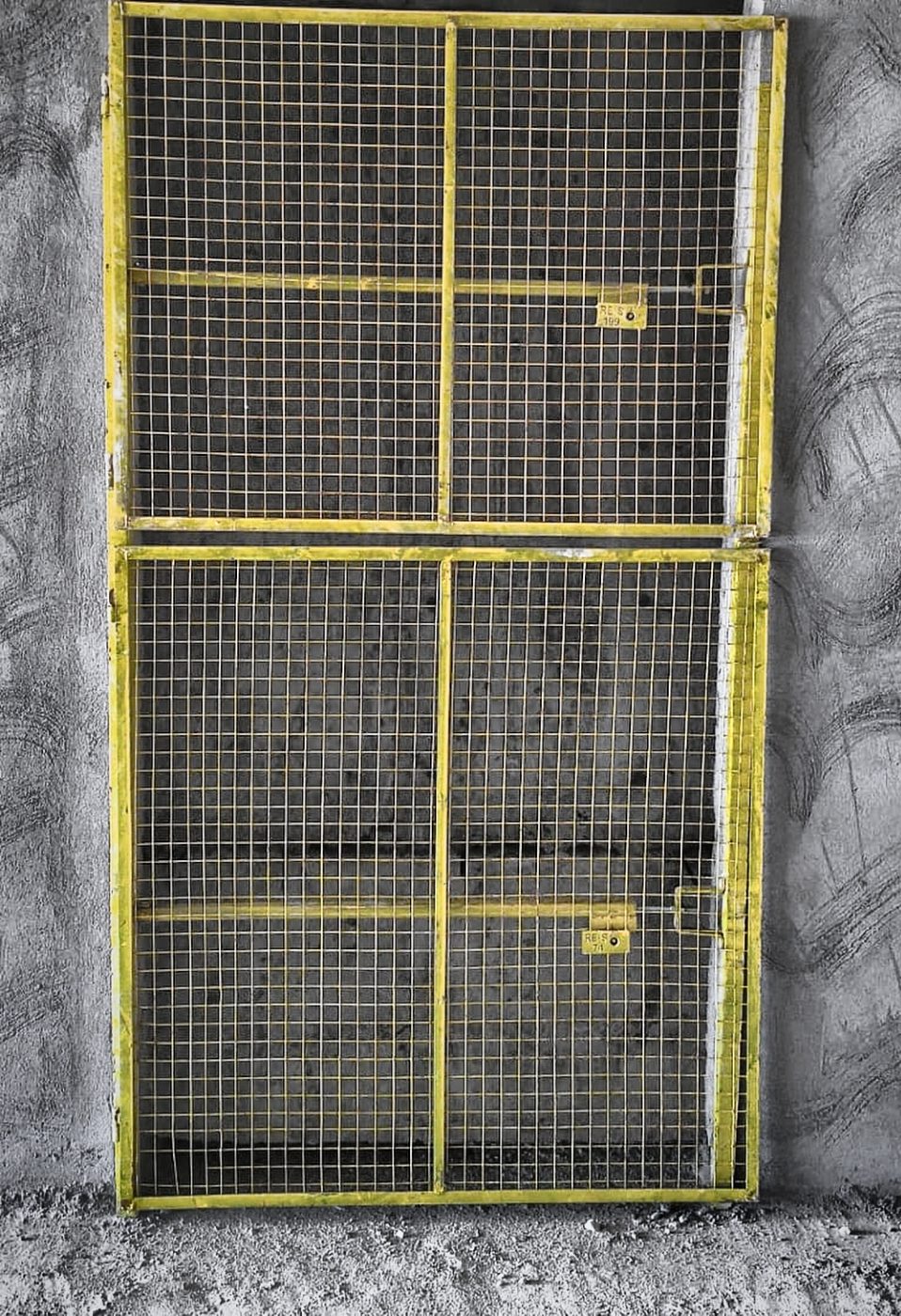 Rui Edit double-door mesh landing barricade
