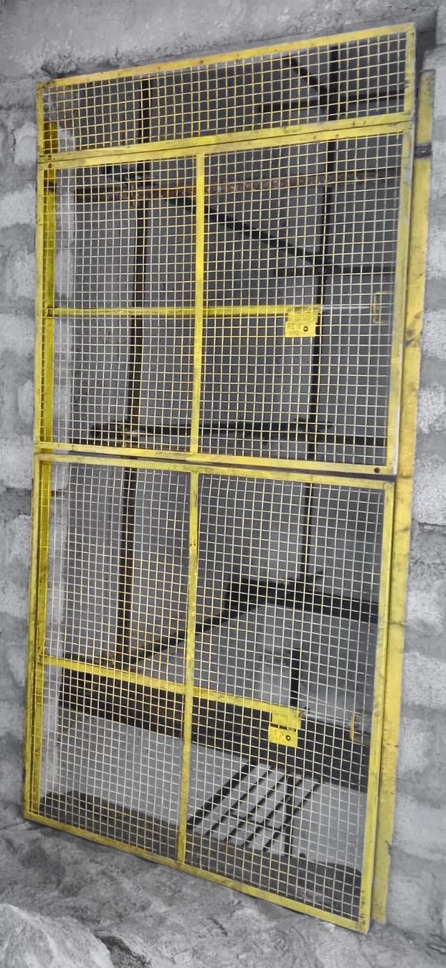 Tall barricade with top extension at a block-work landing
