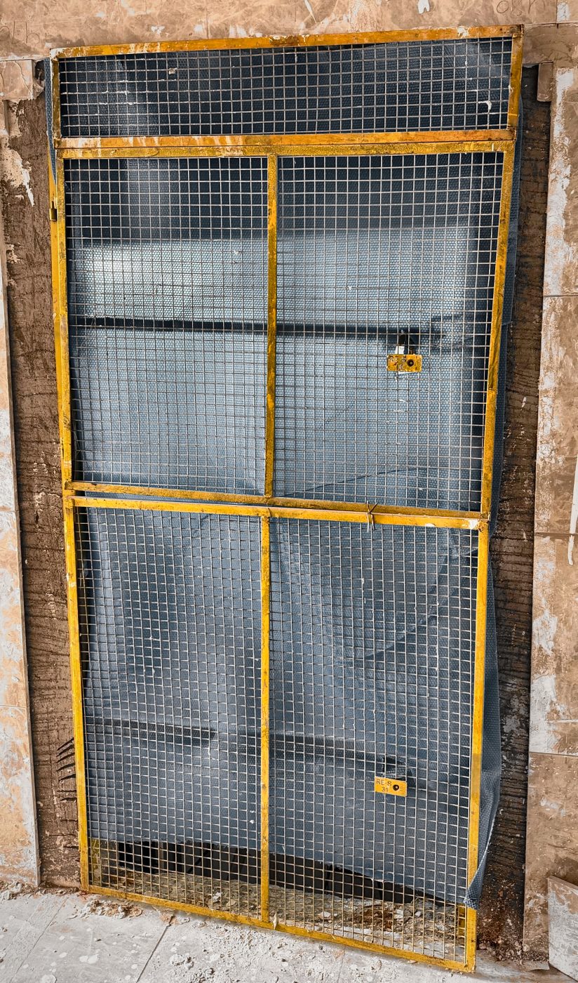 Landing safety barricade fitted at an elevator entrance