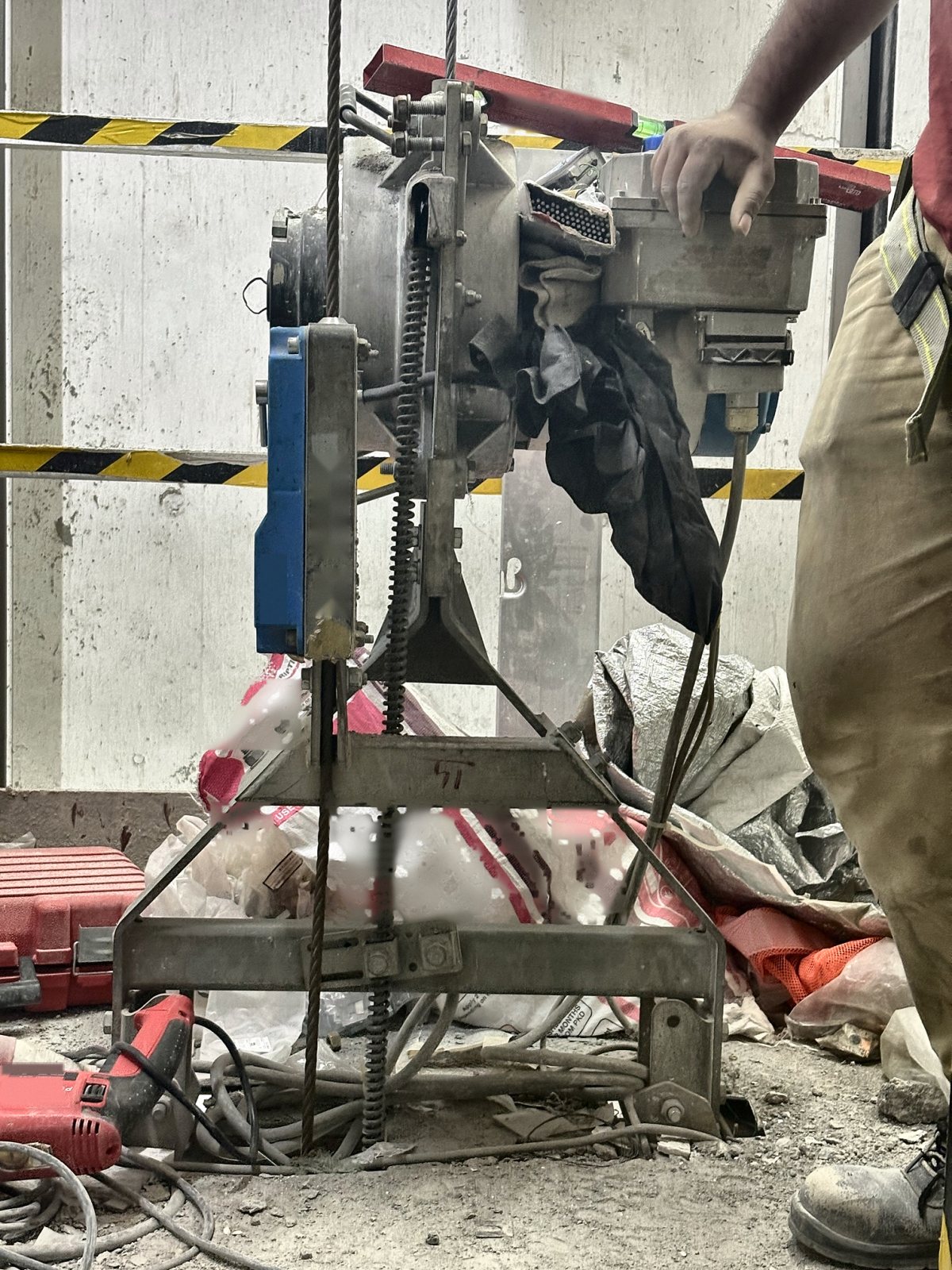 Electric reeving hoist mounted on the false car deck
